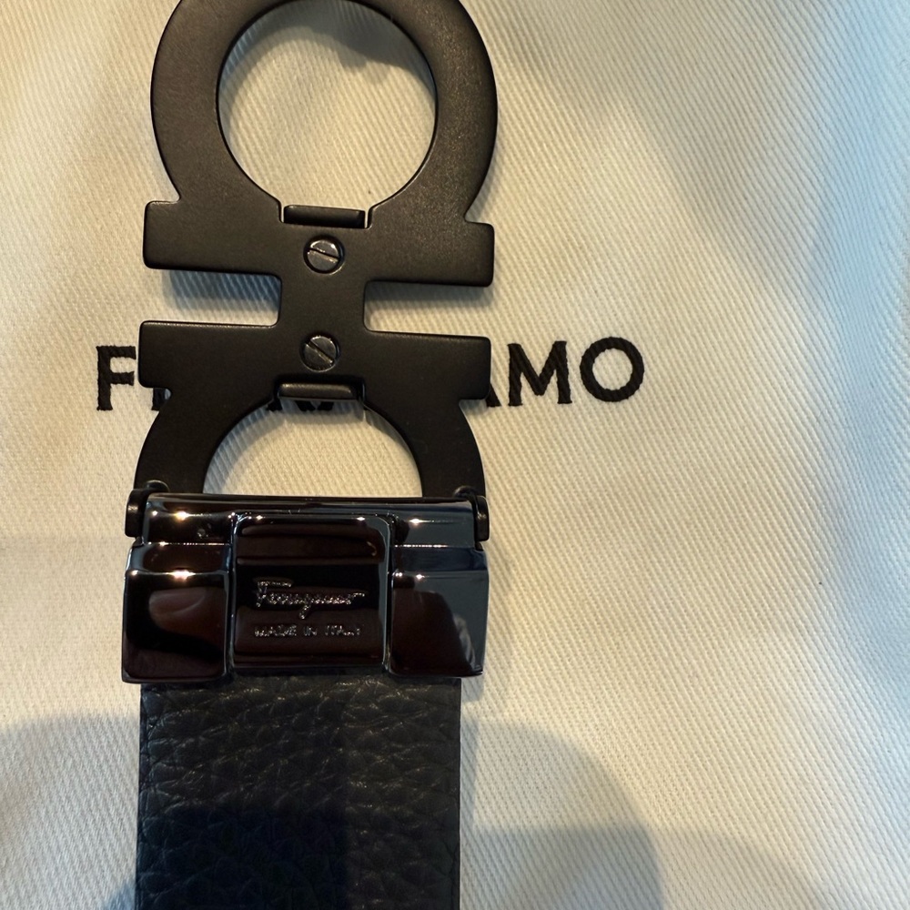 32in Black Leather Ferragamo Belt - Picture 2 of 9